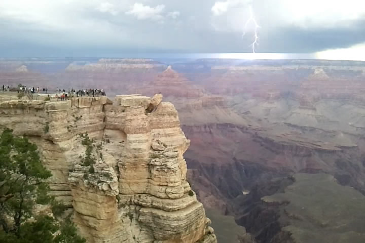 Grand_Canyon_thunderstorm_1